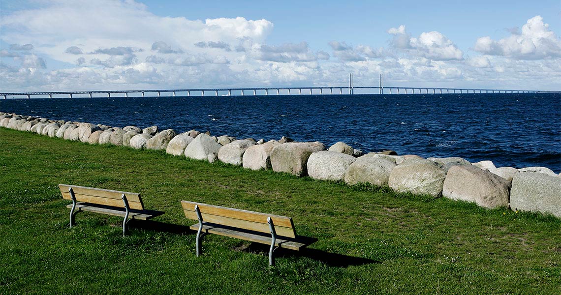 Ett liv vid havet i Limhamns Sjöstad Sittbänk vid havet med utsikt över Öresundsbron.