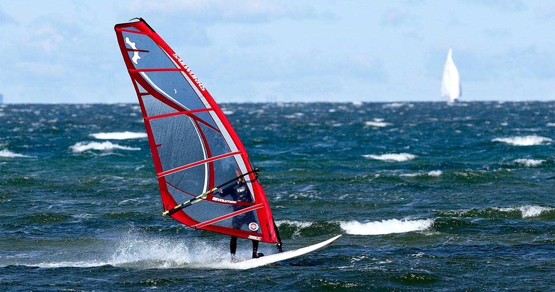 En kitesurfare kämpar mot vågorna i Öresund.
