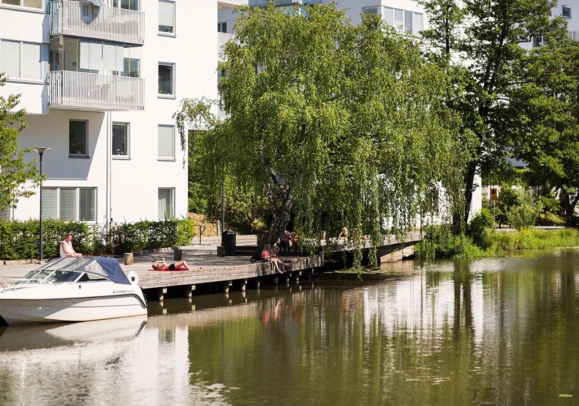 Bostadsrätter i Åstranden ligger nära Bällstaån. När du har flyttat in i en bostadsrätt i Åstranden 5 har du Bällstaån precis utanför ditt fönster.