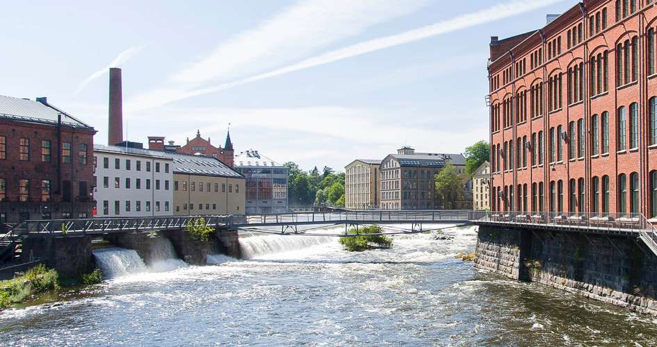 Bostadsrätter i Färgeriet ligger ett stenkast från Motala ström. I kvarteret hittar du allt från kvadratsmarta ettor till rymliga femmor och nästan alla hem har trevliga balkonger.