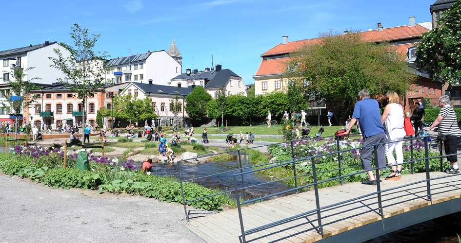 Bostadsrätter i Färgeriet ligger nära knäppingsborg Från din bostadsrätt i Färgeriet är du aldrig långt borta från en trevlig brunch på en uteservering eller en solig picknick på andra sidan strömmen.