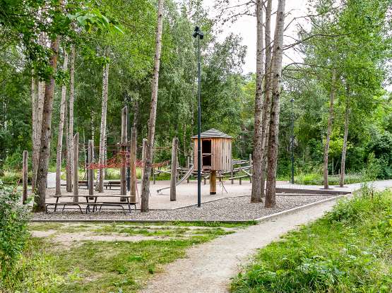 Siegbahnsparkens utmanade lekytor och lekredskap. Norra Rosendal hittar du Siegbahnsparkens. Ett stenkast från bostadsrätterna i Rosendals Port.