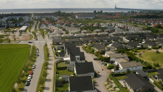 Nyproducerade småhus i Gottorp Småhuskvarter i hjärtat av Bunkeflostrand, med Öresundsbron i bakgrunden.