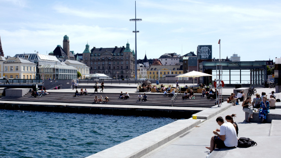 Mat och kultur i Malmö City bara en kort bussfärd bort Kajkanten vid Anna Lindhs Plats i centrala Malmö, med utsikt över Gamla Väster.