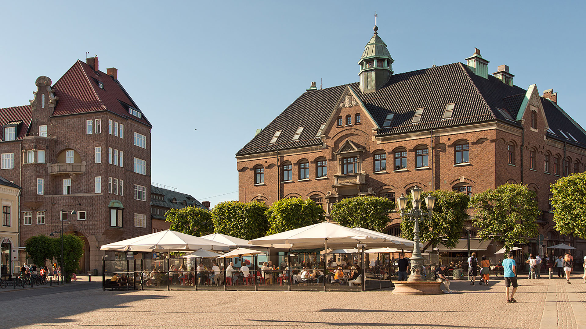 A pleasant bike ride away or a 10 minute bus ride downtown to Lund city center.