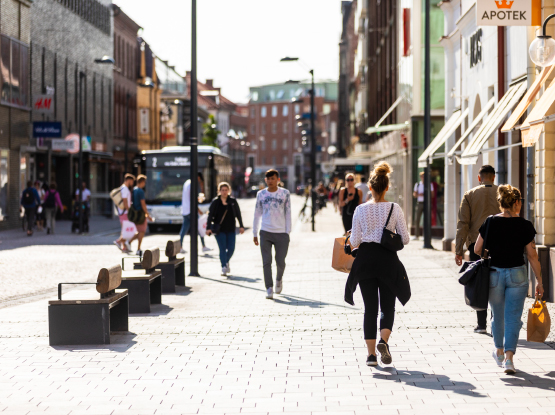 Att bo i Västra Allén innebär att ha gång- och cykelavstånd till det mesta. Att bo i Västra Allén innebär att ha gång- och cykelavstånd till det mesta. En shoppingtur till Hallarna eller stranden i Tylösand.