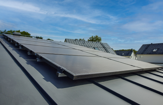 Skanskas bostäder är anpassade för att minimera klimatpåverkan med solceller på taket. 