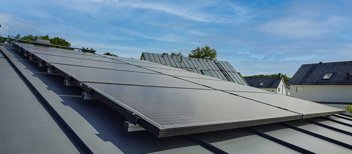 Taken som täckts av solceller kommer producera el och minska klimatpåverkan. 